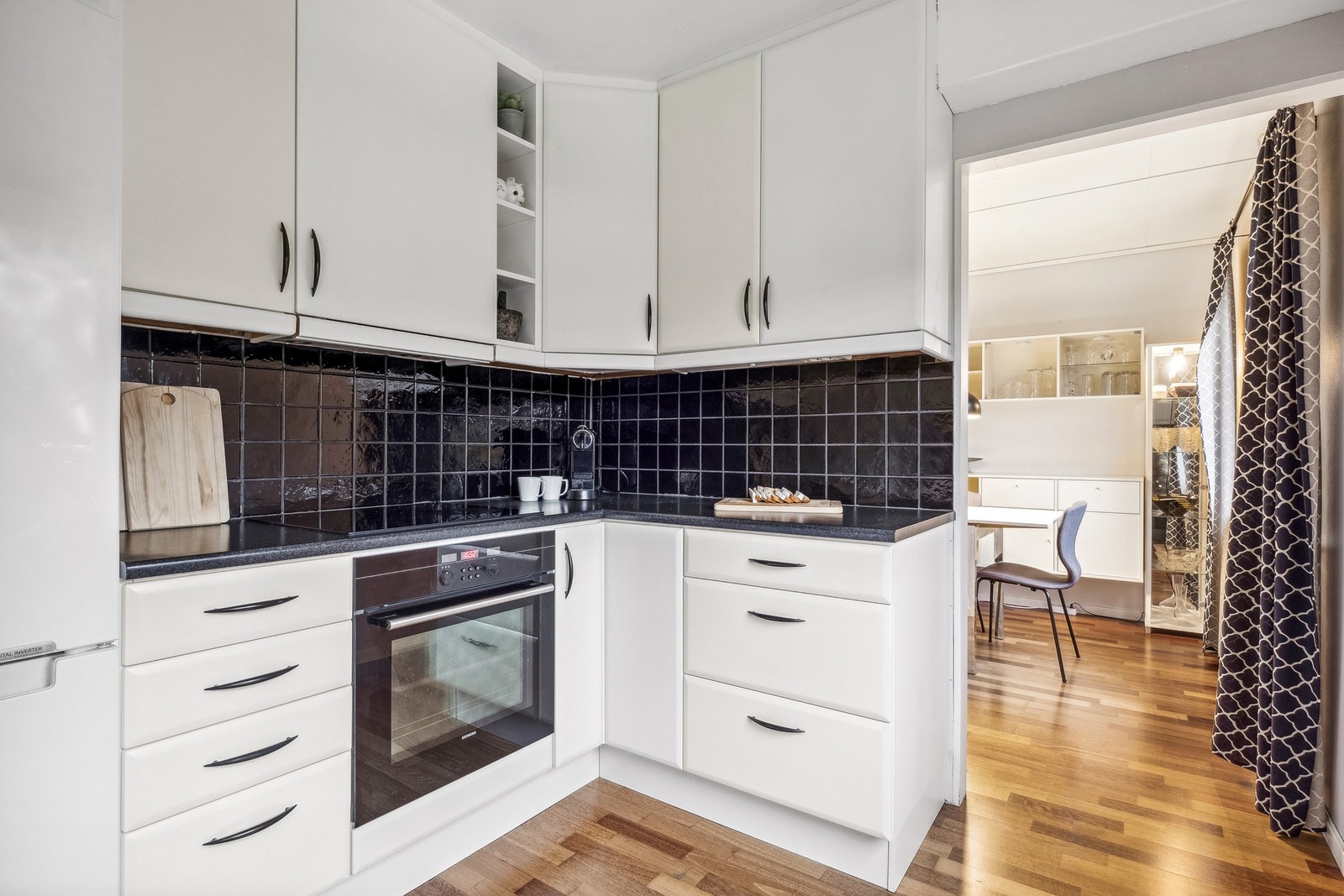 Innholdsrik og praktisk kjøkkeninnredning med integrert komfyr og platetopp. Galleribilde