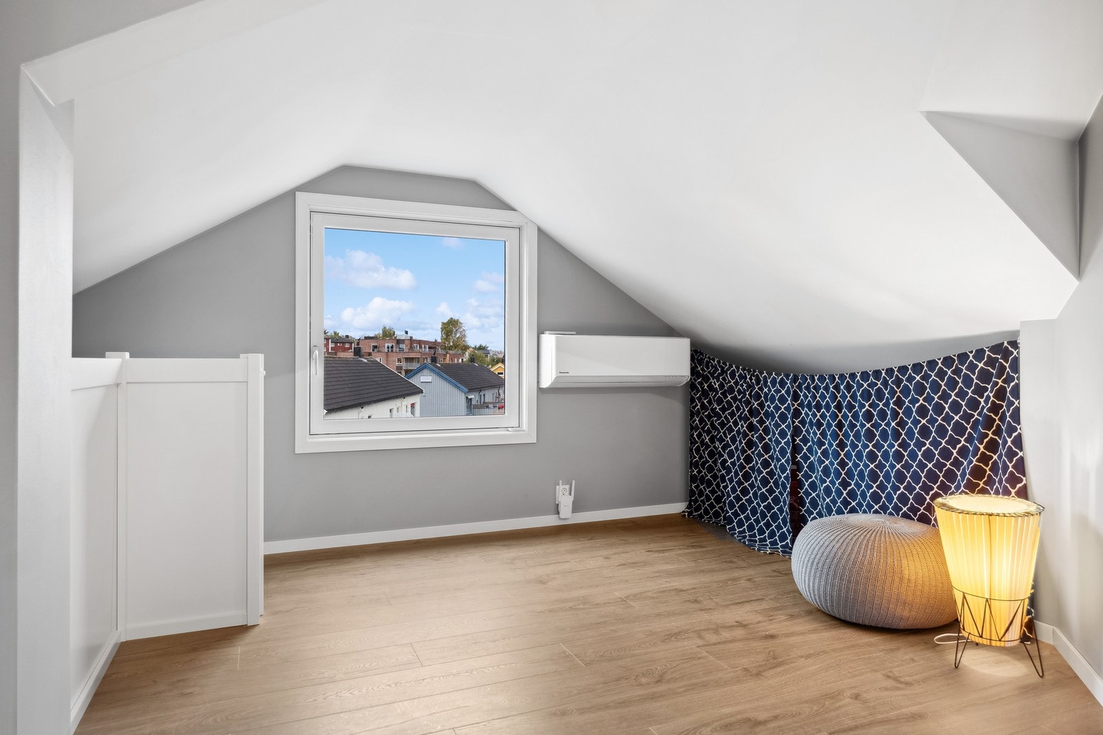 Loftsetasjen består av loftstue, bad, soverom og en innvendig bod. Galleribilde