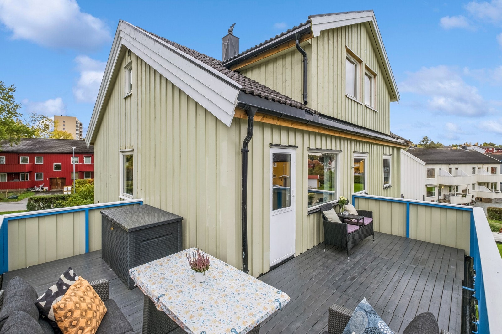 Boligen kan by på en romslig veranda med gode solforhold og pen utsikt. Galleribilde