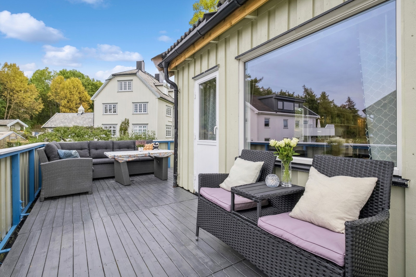 Romslig veranda i L-form som har god plass for utemøbler og grill. Galleribilde