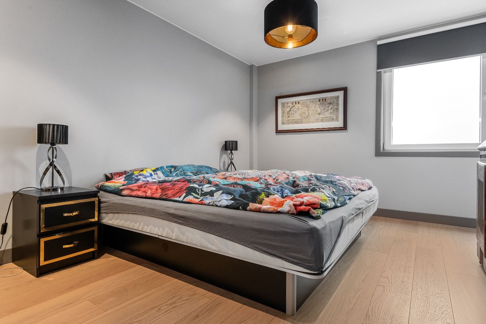Masterbedrom er av god størrelse og har eget bad. Galleribilde
