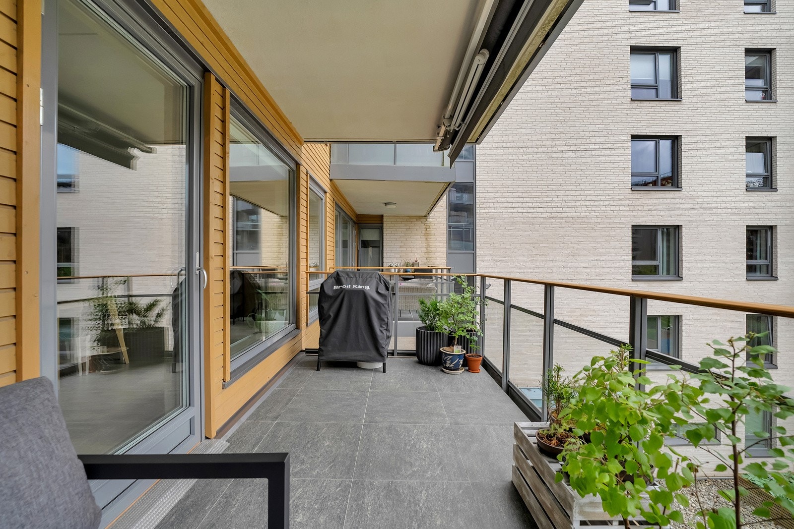 Balkongen har markise for solskjerming. Galleribilde