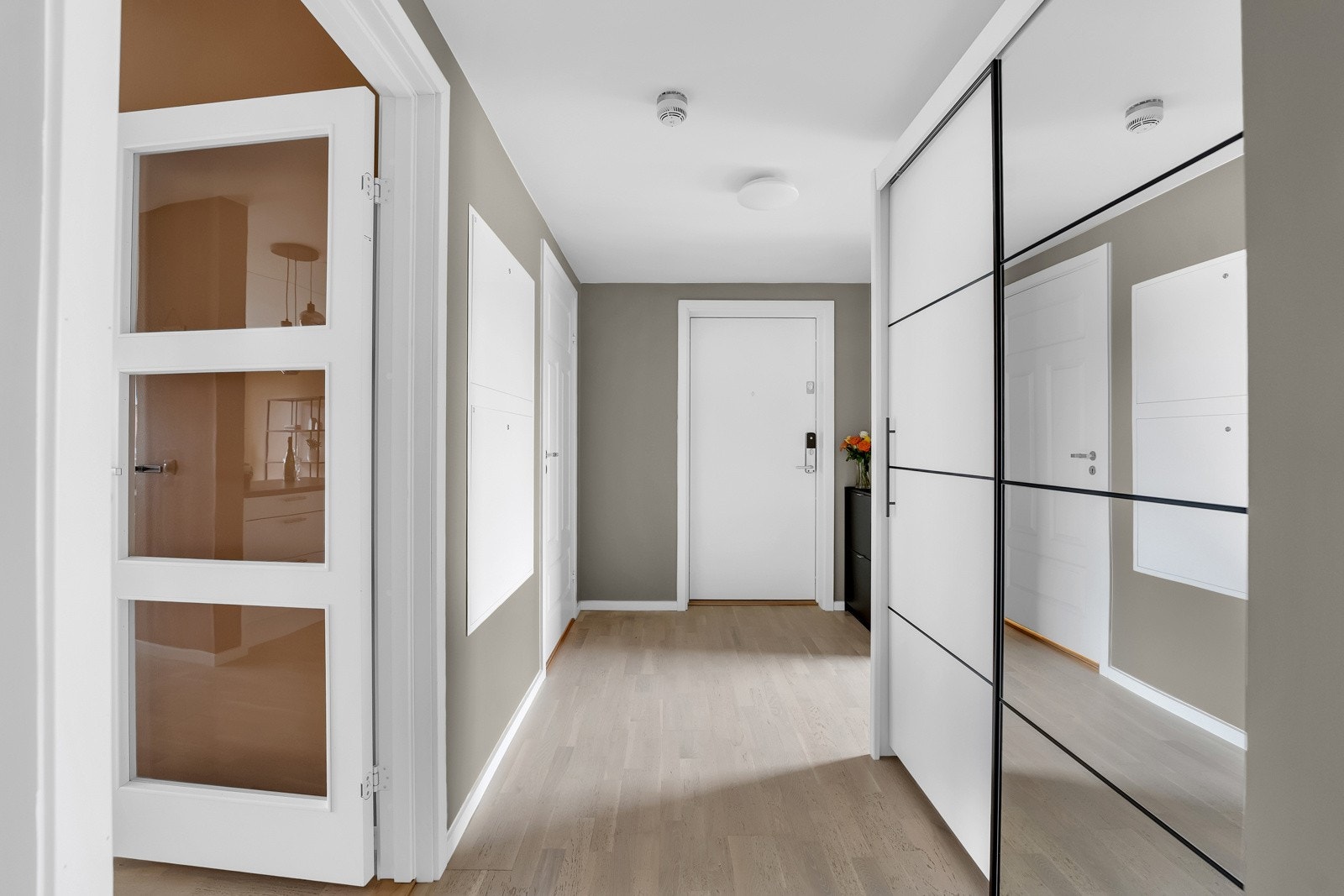 I gangen er det en stor skyvedørsgarderobe. Galleribilde