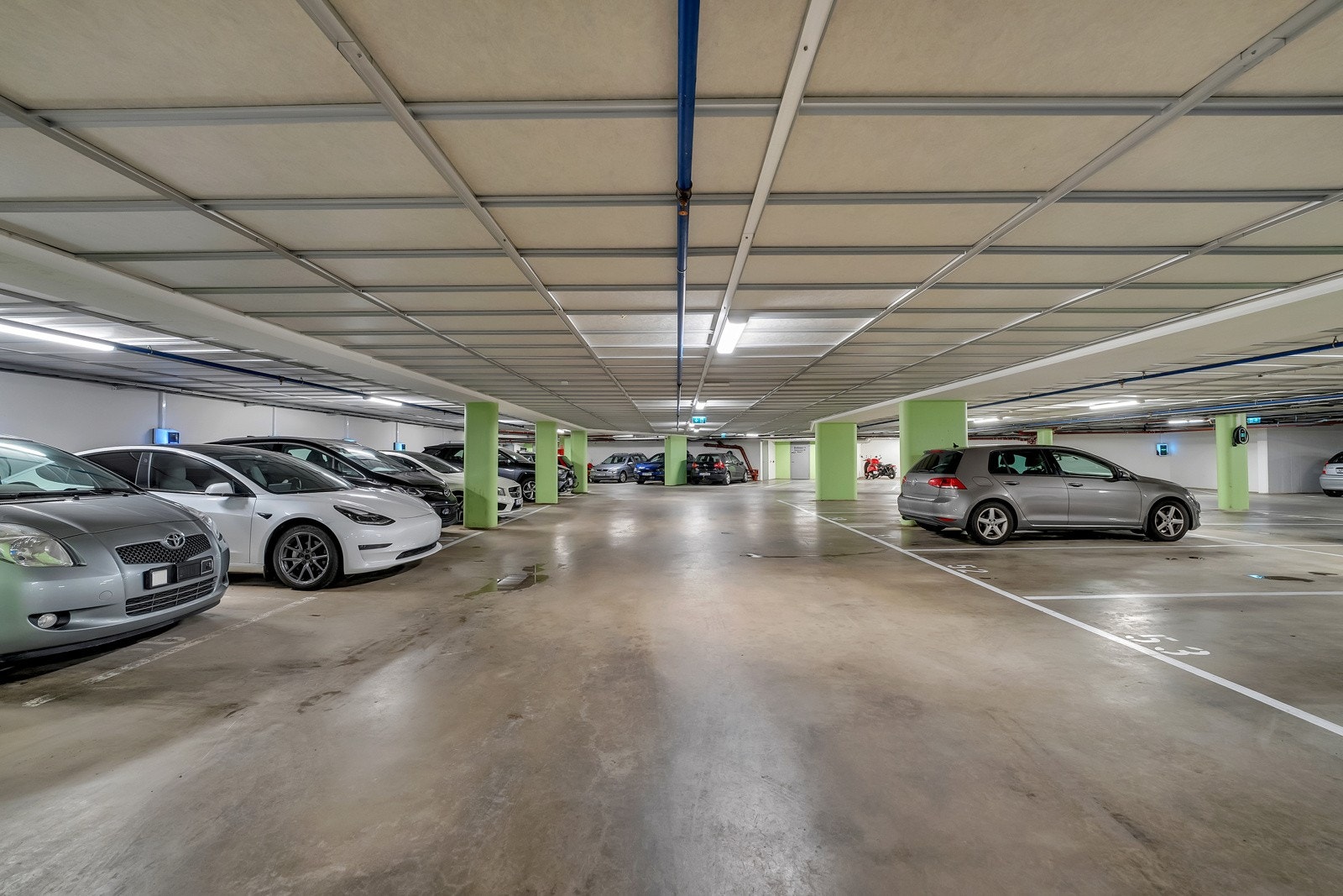 Til leiligheten følger det med to parkeringsplasser i garasjeanlegget. Galleribilde