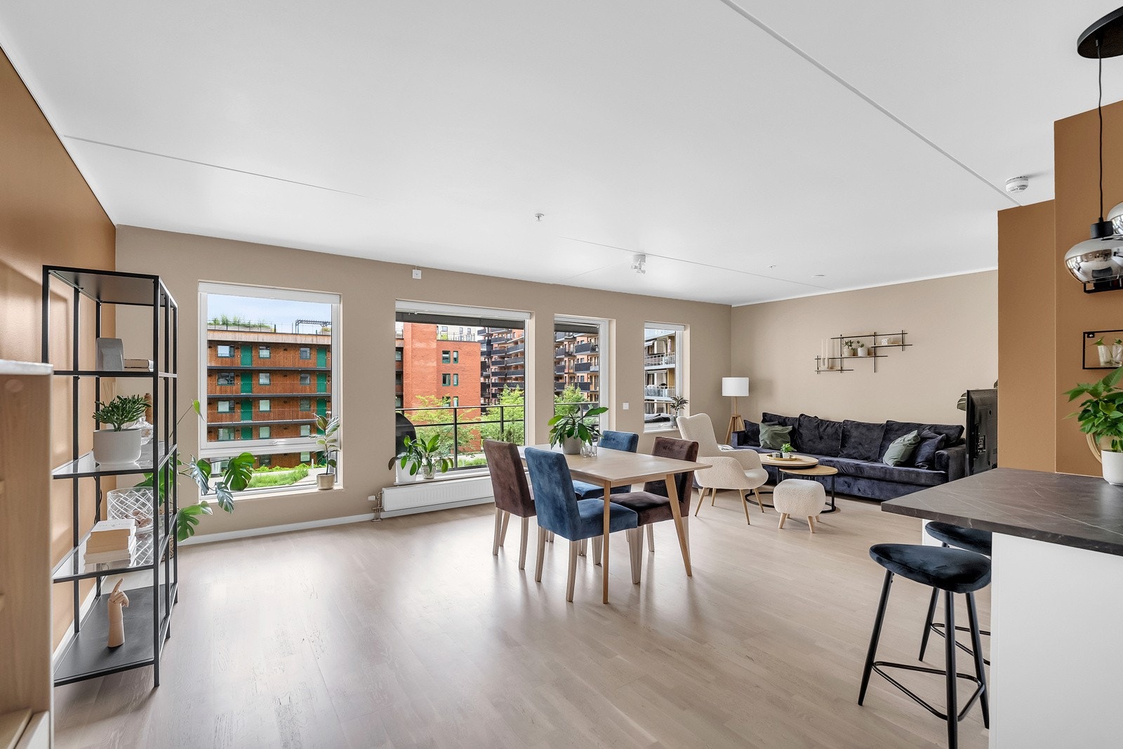 Stuen er romslig, og har store vindusflater som gir mye naturlig dagslys. Skulle man ha behov for et tredje soverom, kan det settes opp en delevegg i stuen. Galleribilde