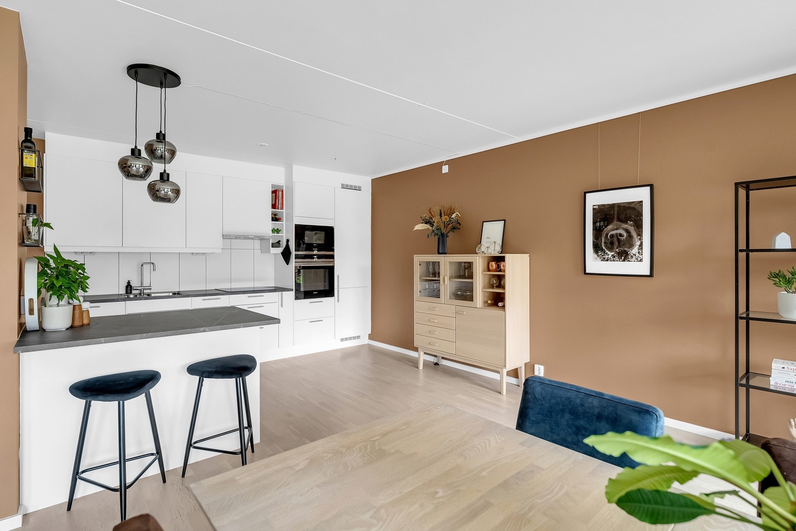 Stuen ligger i en åpen løsning med kjøkkenet. Galleribilde