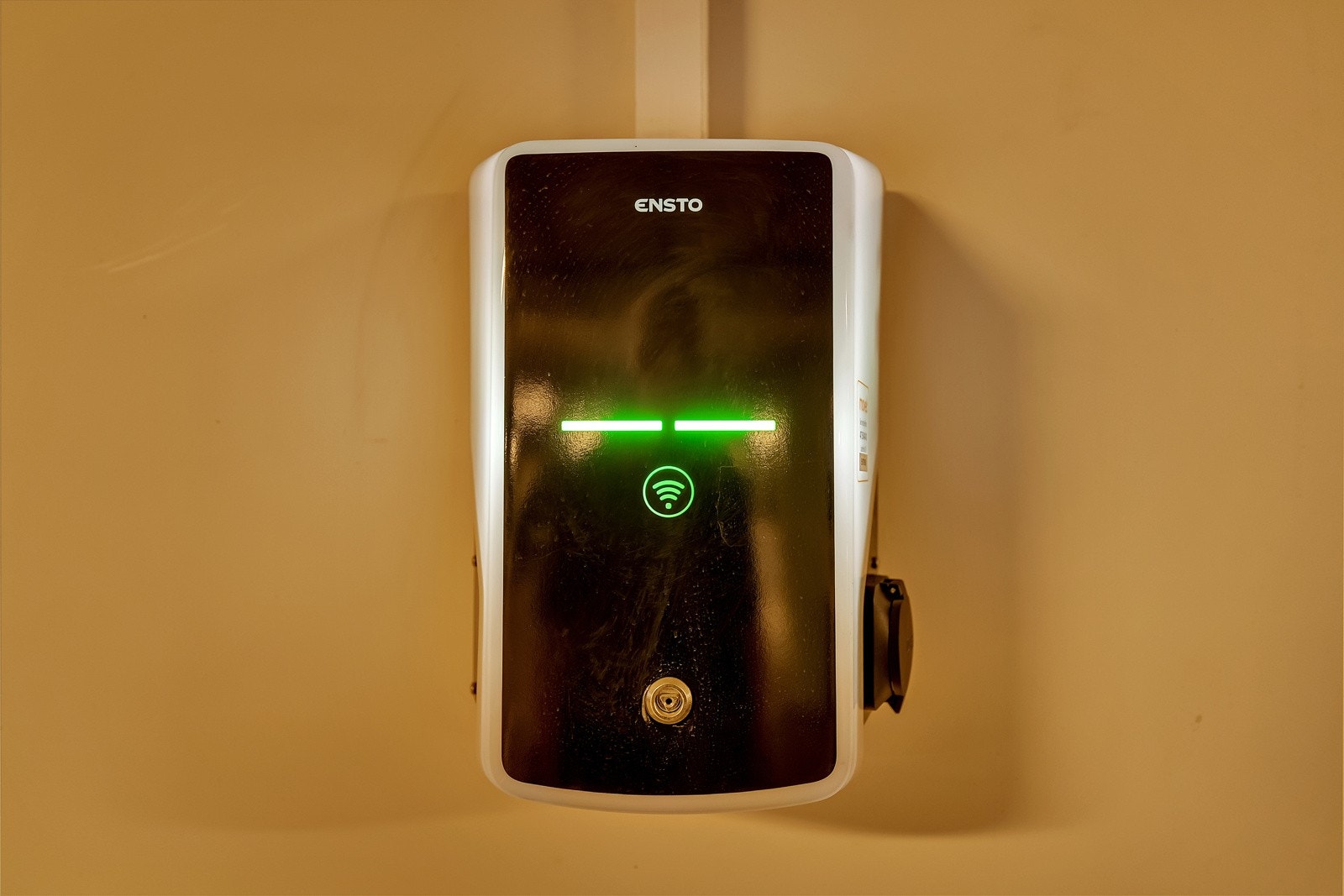 På den ene parkeringsplassen er det montert el-billader. Galleribilde