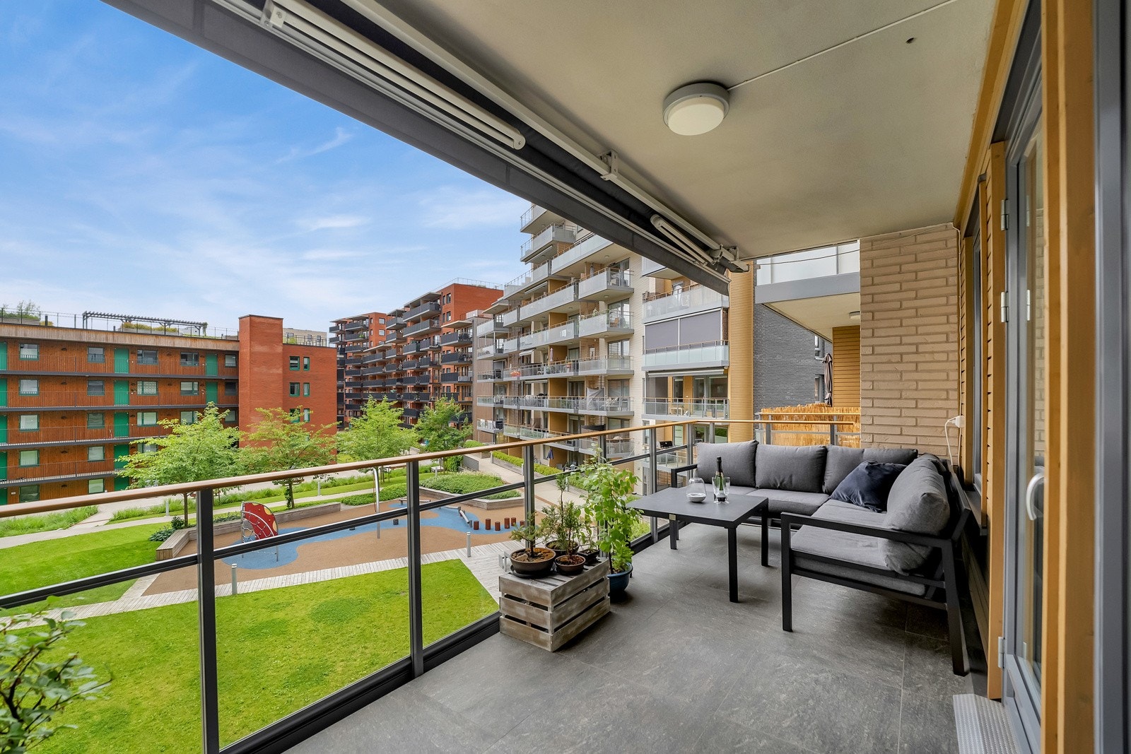 Balkongen er på ca. 11 kvm., ligger vendt mot vest, og har fine solforhold ettermiddag og kveld. Galleribilde