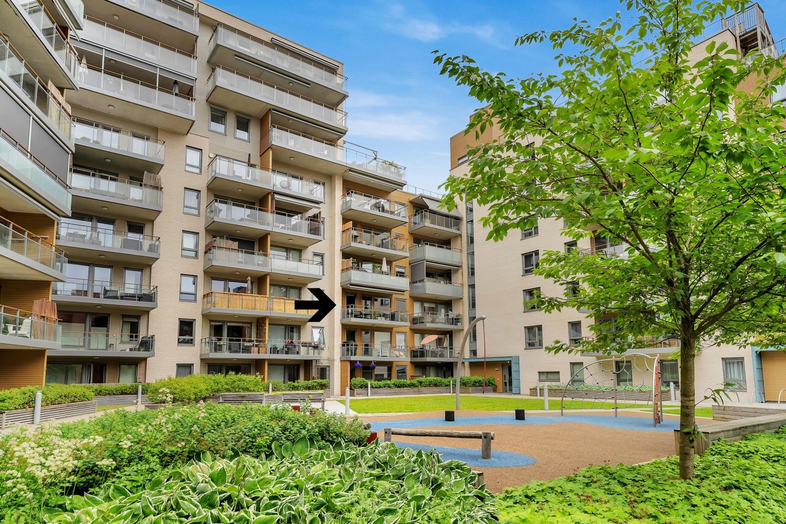 Leiligheten ligger fint til, og balkongen vender ut mot et flott opparbeidet fellesområde. Galleribilde