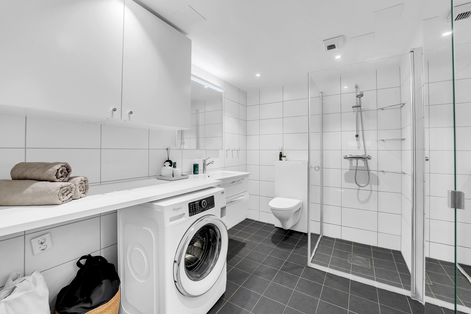 Badet har fliser på gulv og vegger. Rommet har gulvvarme, og det er spotter i himlingen. Galleribilde