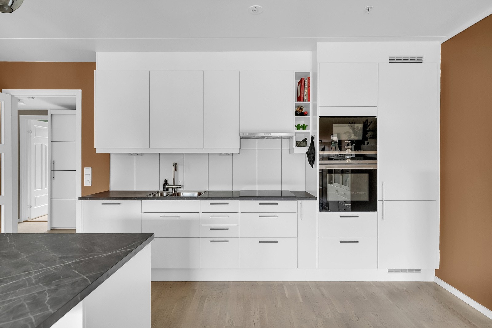 Kjøkkenet har Marbodal kjøkkeninnredning, og har godt med skap- og benkeplass. Innredningen har malte fronter og laminat benkeplater. Galleribilde