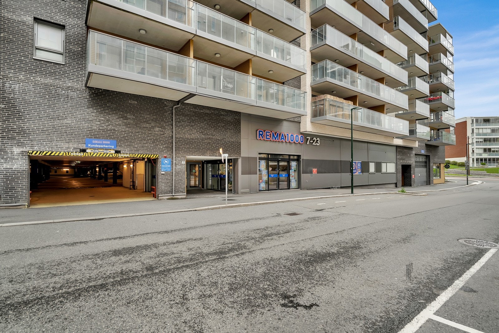 I bygget er det en REMA1000 butikk. Det er også kort vei til Triaden kjøpesenter. Galleribilde