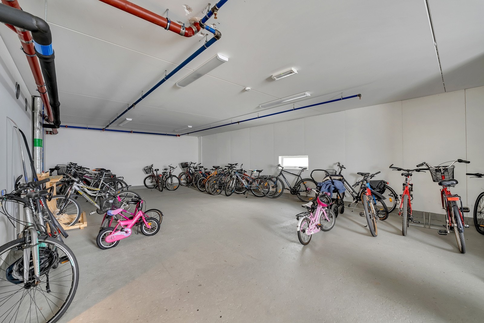 Felles sykkelrom. Galleribilde