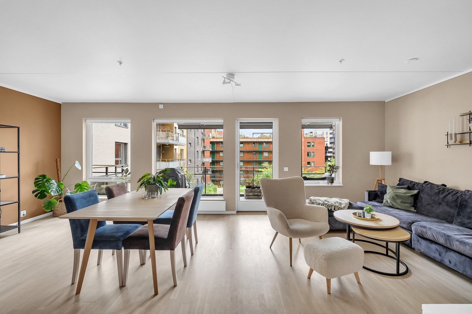 Stuen har god plass til både en sofagruppe med tilhørende tv-møblement, samt en spisestue. Galleribilde