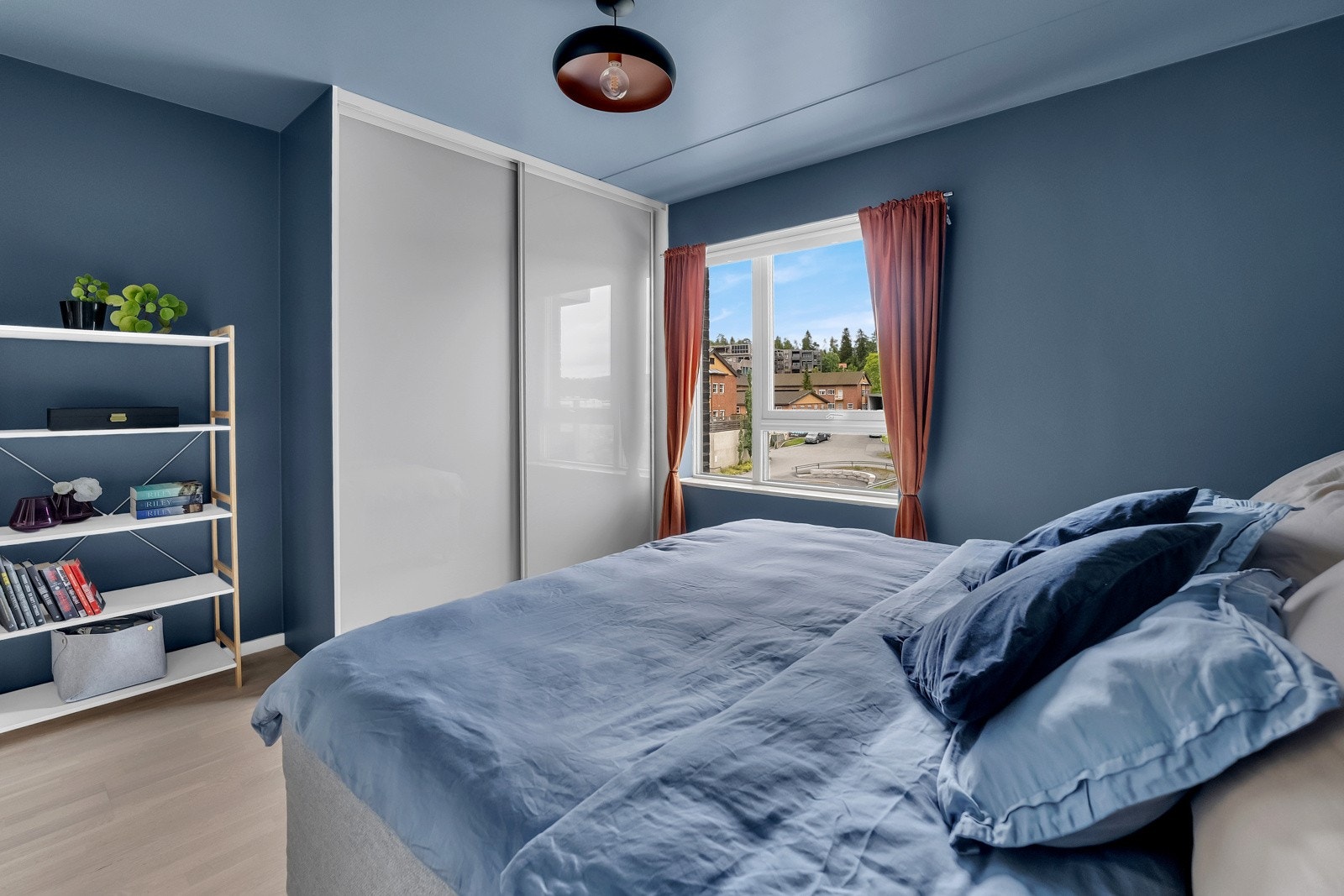 Soverommet er romslig, og har god plass til garderobeskap og dobbeltseng. Galleribilde