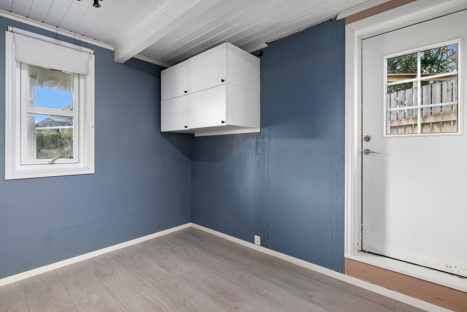 Underetasjen er innredet med kjøkken, bad og soverom men dette er ikke en godkjent utleieenhet. Galleribilde