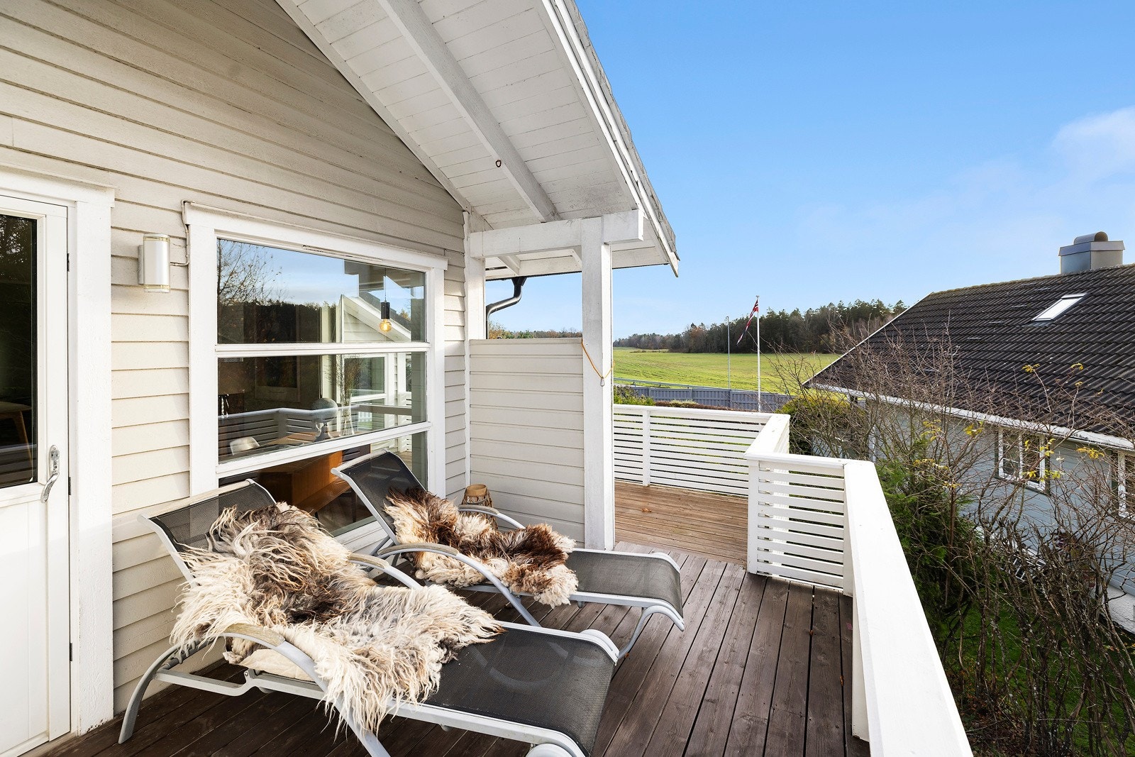 Koselige uteplasser med plass til å nyte soldager. Galleribilde