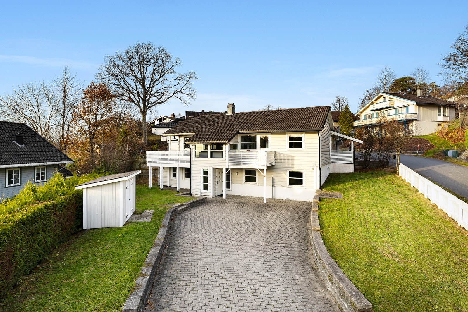 Romslig enebolig fra 1987 med integrert garasje og carport. Galleribilde