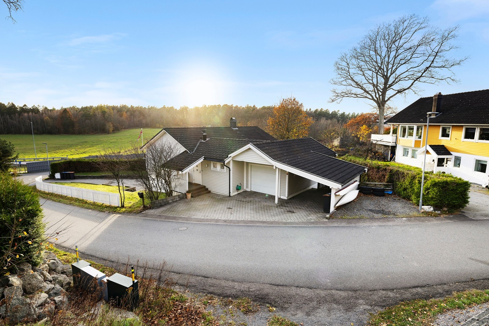 Integrert garasje og carport. Galleribilde