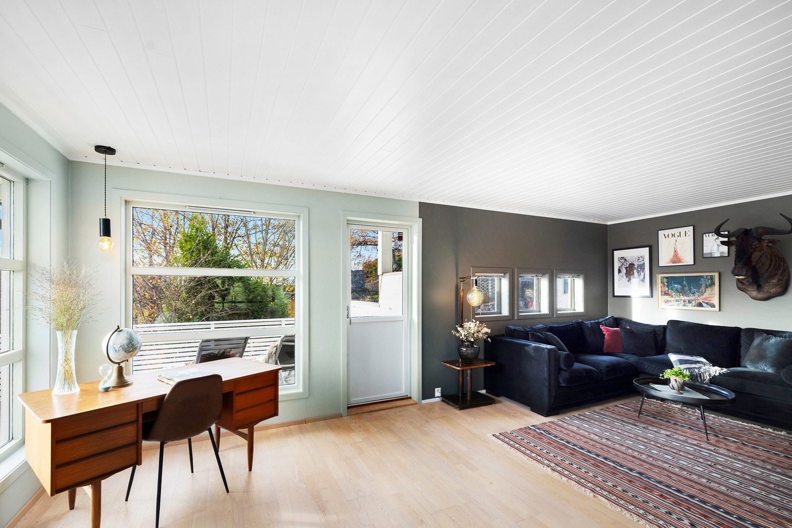 Det er store vinduer som gir godt med lysinnslipp. Galleribilde