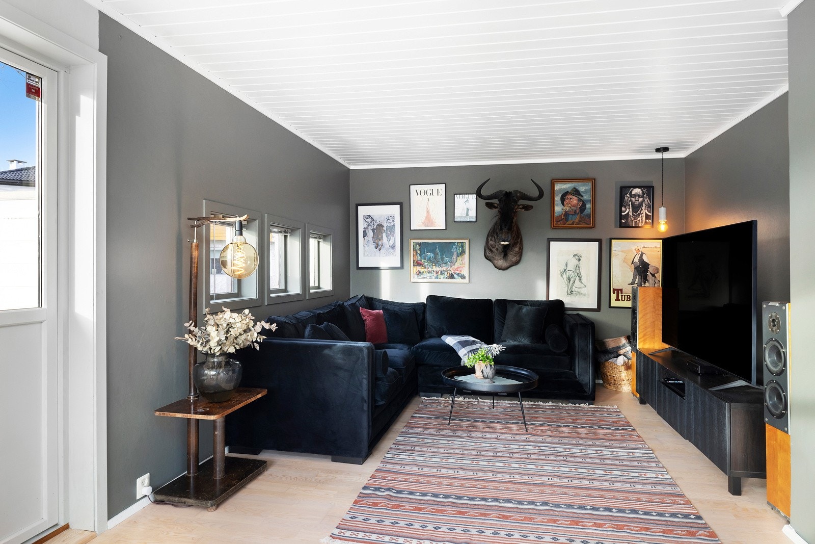 Stuen har moderne farger og er delt inn i ulike soner. Galleribilde