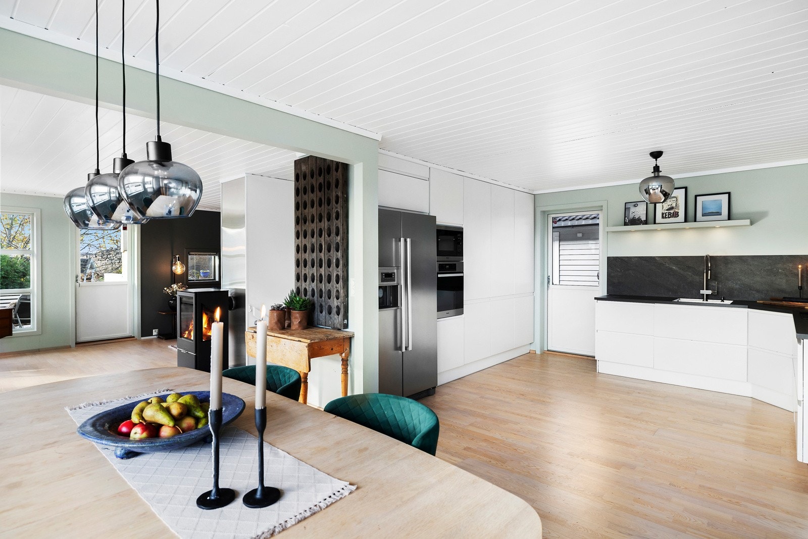 Moderne og stilrent kjøkken. Galleribilde