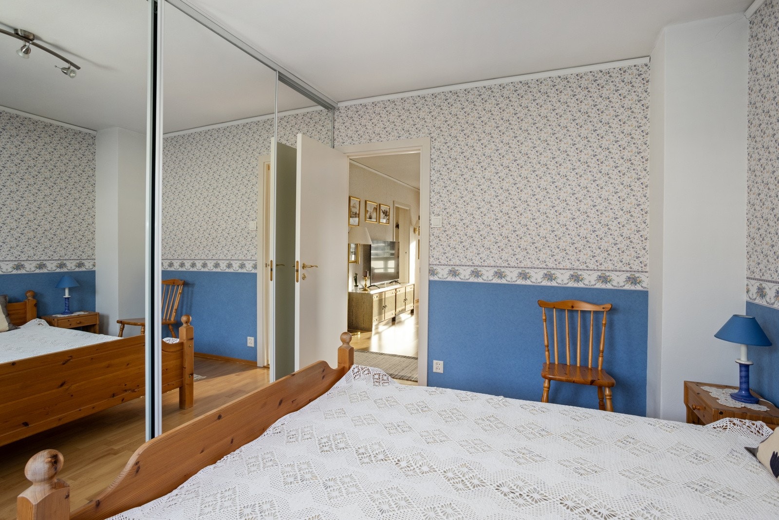 Speilgarderobe i hovedsoverommet Galleribilde