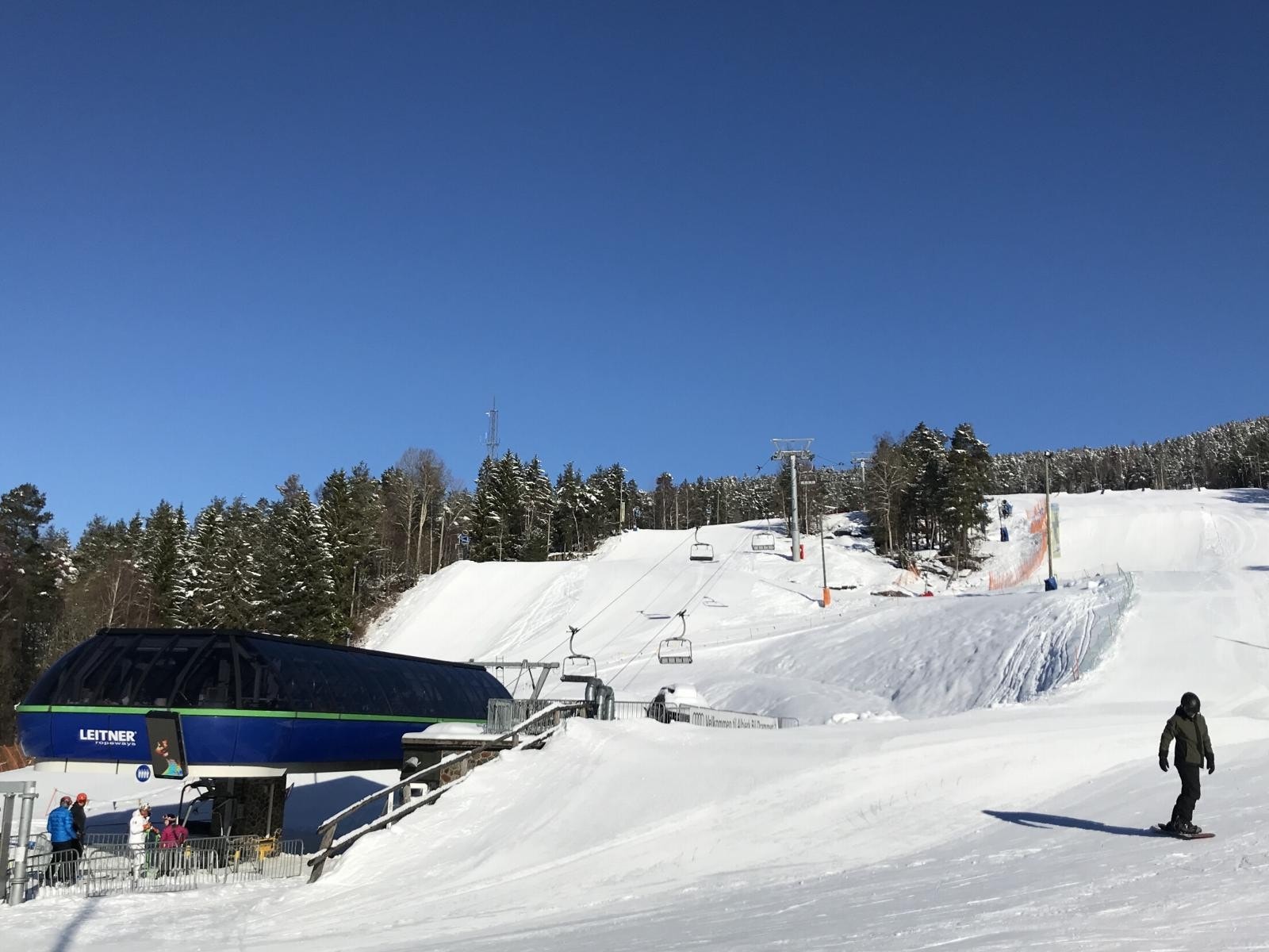 Kort vei til marka med lysløype og alpinanlegg med kafe Galleribilde