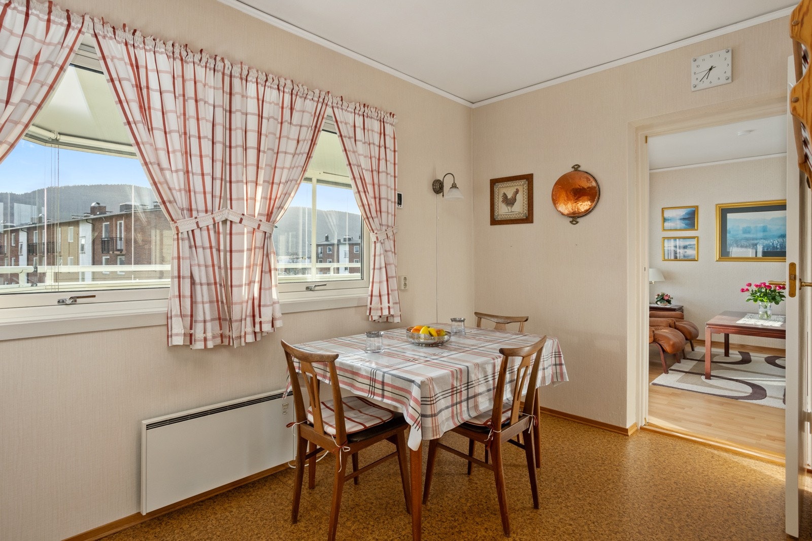God spiseplass ved to store vinduer Galleribilde