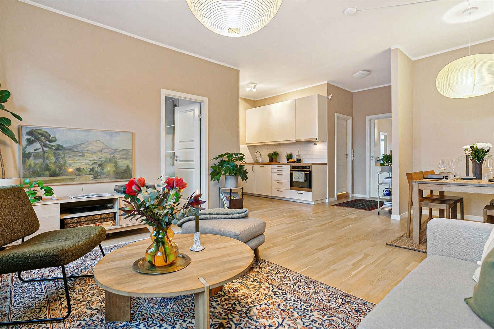 Boligen har en sosial, åpen løsning mellom stue og kjøkken, noe dagens eiere selv har satt stor pris på. Her kan dere sosialisere og kokkelere på samme tid! Galleribilde