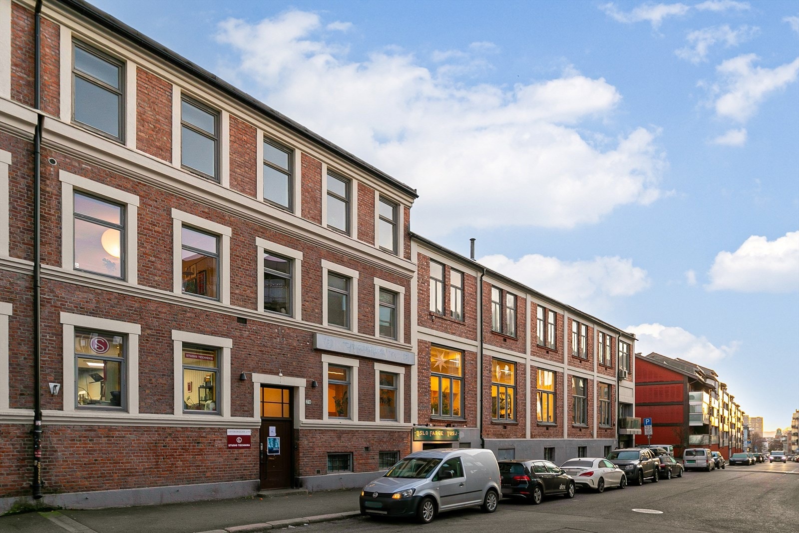 Dette industribygget ble i 2014 omgjort til leiligheter i 2. og 3. etasje. Fra hyggelig, felles inngangsparti er det enkel adkomst til leiligheten som ligger i 2. etasje. Her bor dere i en svært trivelig gate med kort vei til alt dere ønsker dere. Galleribilde