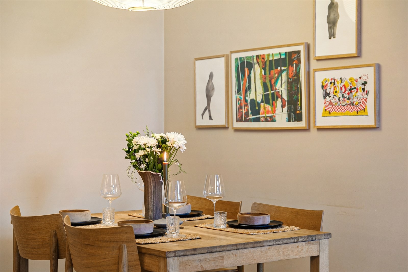 Mellom stue og kjøkken er det naturlig plass til et stort, sosialt spisebord med plass til mange gjester. Galleribilde