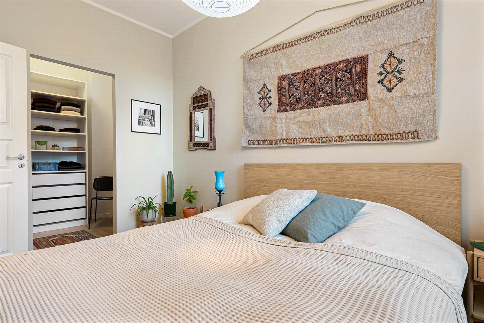 Direkte adkomst til stor walk-in med plass til alt av klær og sko. Galleribilde