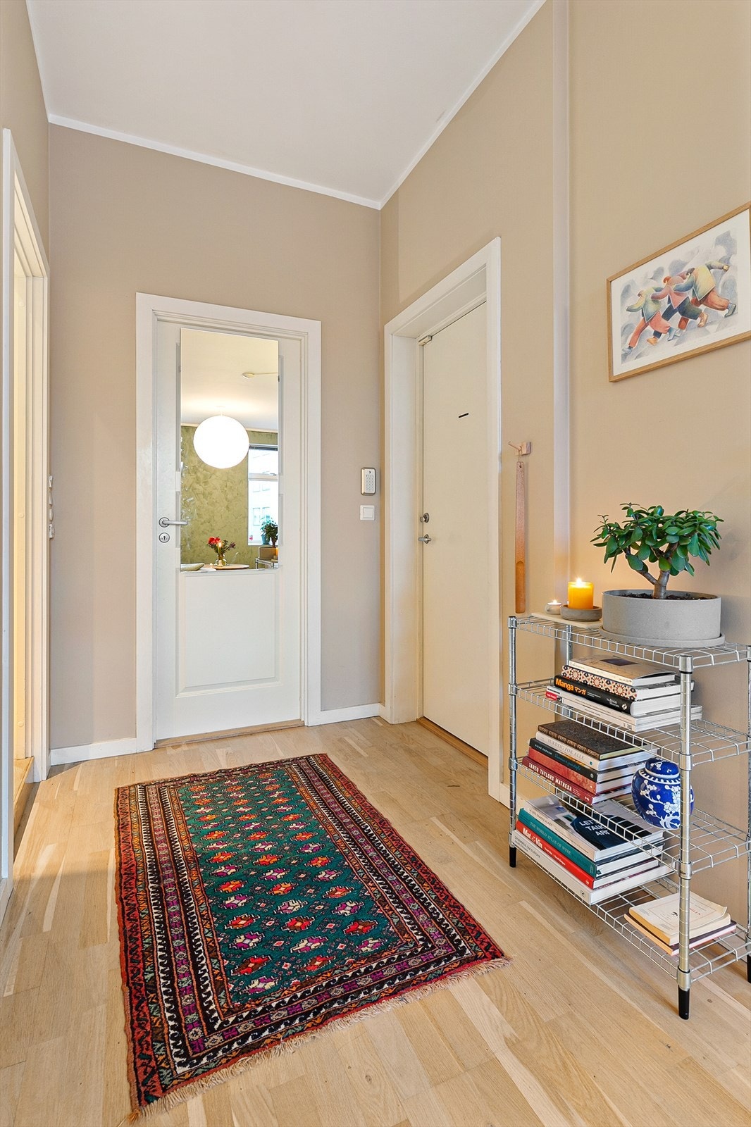 I det dere trer over dørstokken forstår dere umiddelbart hvilket lyst og moderne hjem dette er. Selve inngangspartiet er hyggelig med direkte adkomst til innvendig bod. Galleribilde