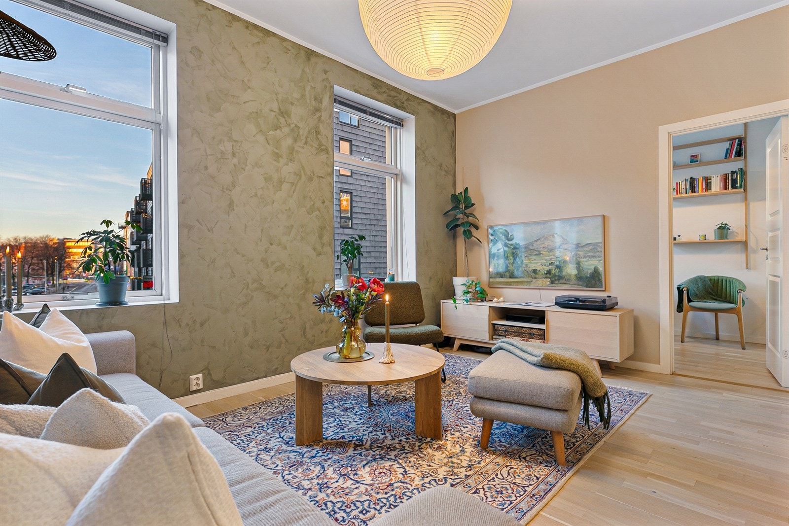 Det første som fanger oppmerksomheten er den fantastiske, åpne og luftige atmosfæren som kommer av store vindusflater og generøs takhøyde på 2,9m². Galleribilde