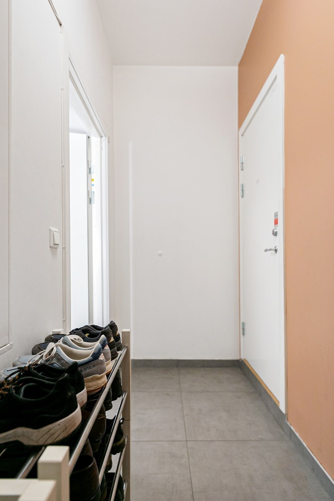 Fra hyggelig, felles inngangsparti er det enkel adkomst til leiligheten som ligger i 2. etasje. Praktisk, låsbar yttergang for sko. Deles med nabo. Galleribilde