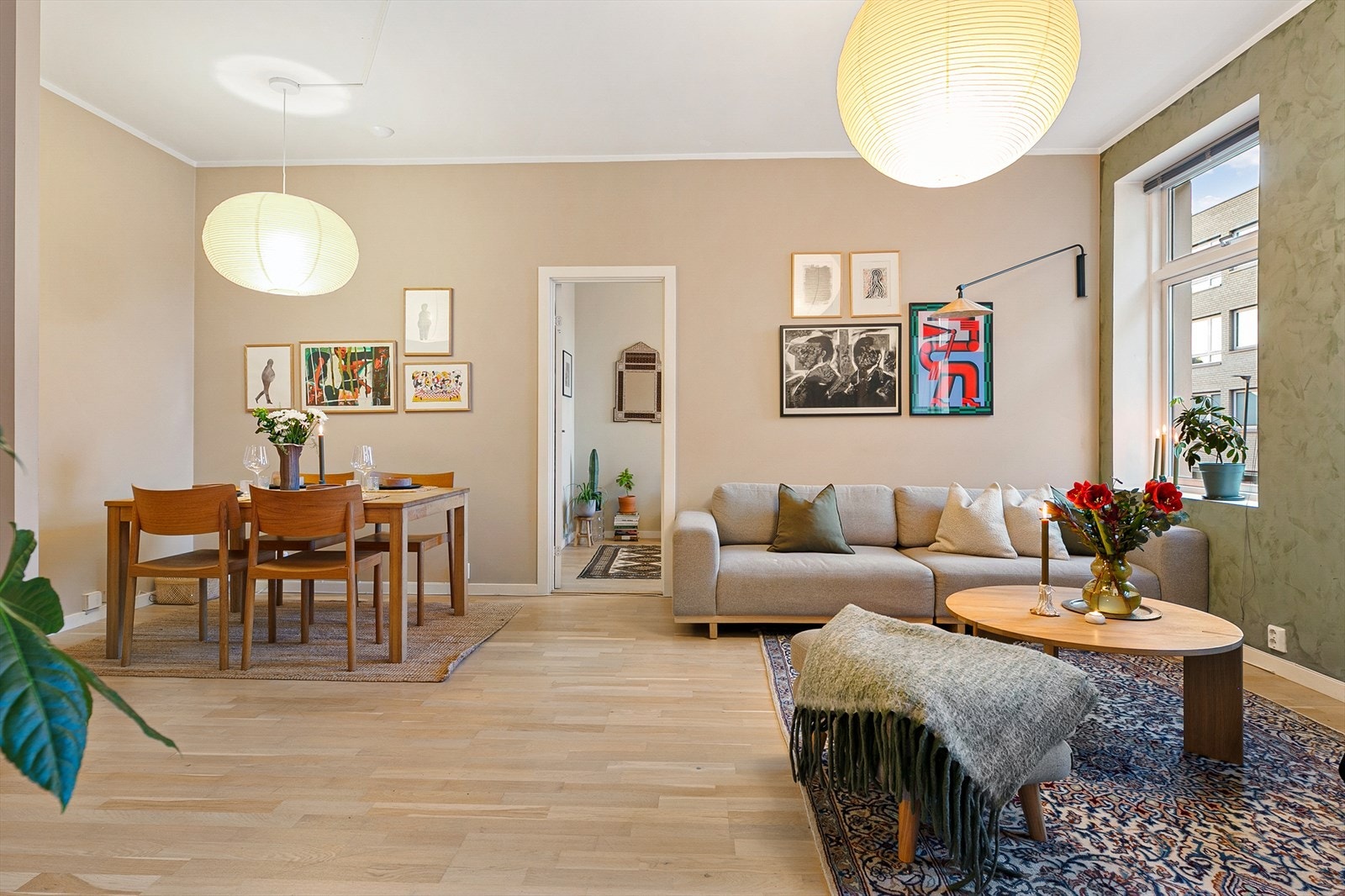 Det store oppholdsrommet er delt inn i tre naturlige soner med stue, spisestue og kjøkken. Galleribilde