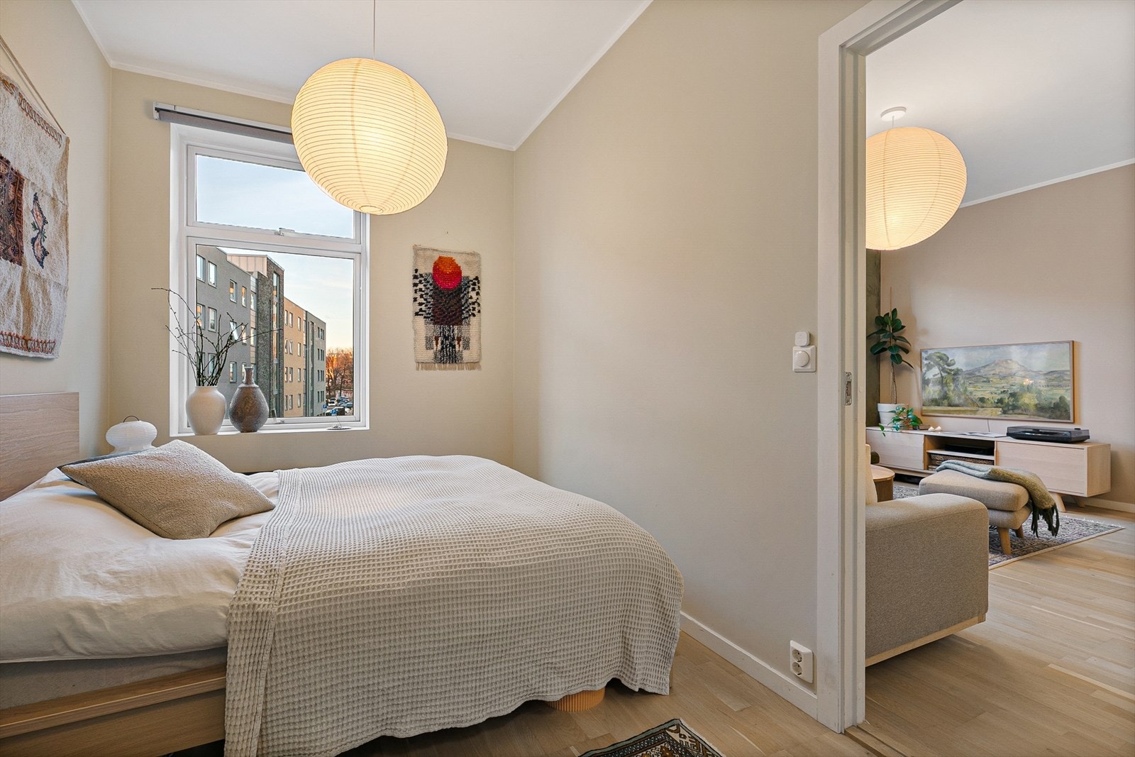 Hovedsoverommet er stort og innbydende med god plass til dobbeltseng og tilhørende nattbord. Galleribilde