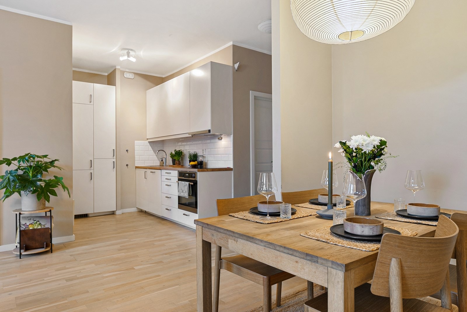 Med kort vei fra kjøkkenet til spiseplassen er det enkelt å servere alle dagens måltider. I denne boligen ligger alt til rette for rolige kvelder med film, eller større, sosiale sammenkomster. Galleribilde