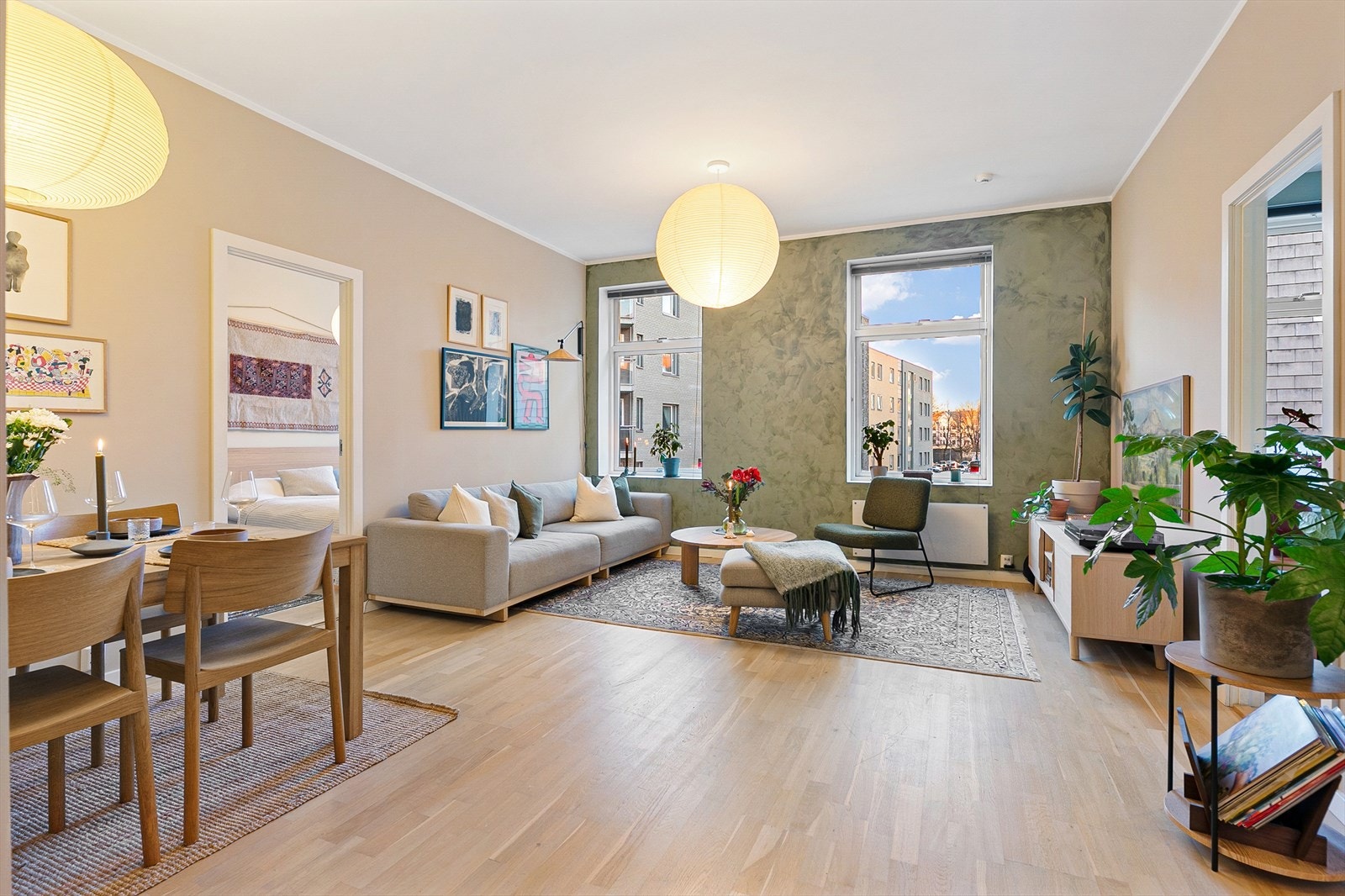 Velkommen til Gøteborggata 27 B! Her får dere et lyst og moderne hjem dere kan flytte rett inn i. Med gangavstand til absolutt alt dere trenger, vil dere garantert trives her! Vi ses på visning. Galleribilde