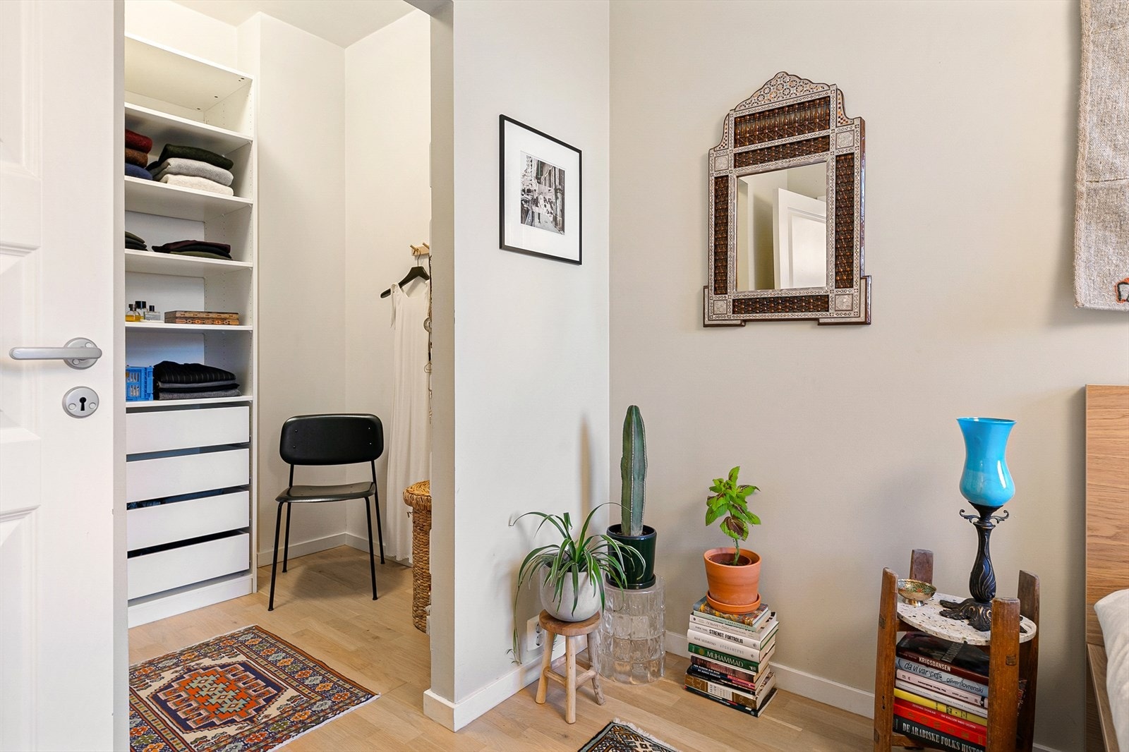 Direkte adkomst fra soverom til walk-in garderobe. Galleribilde