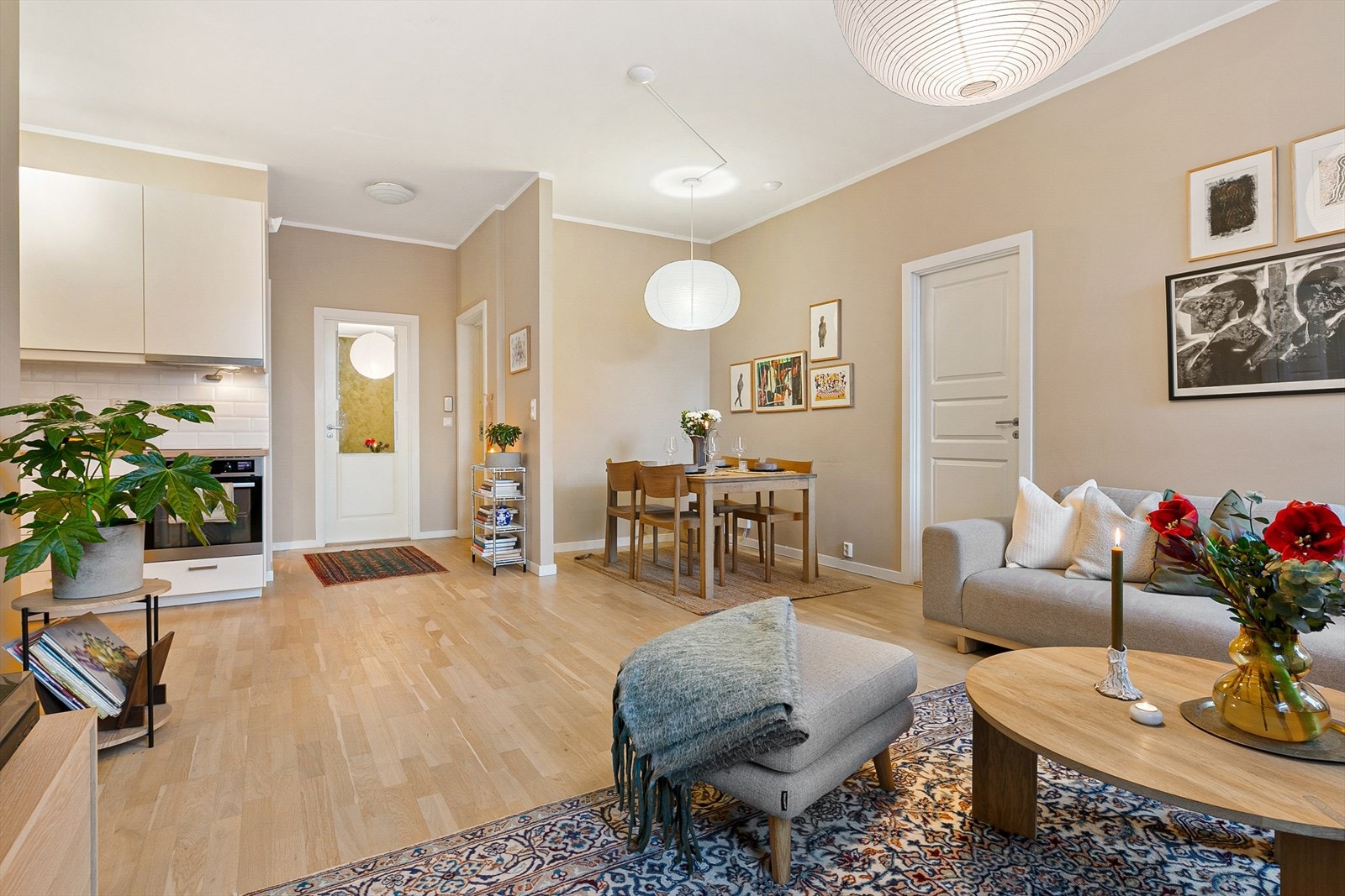 Veggene er malt i to delikate fargetoner som harmonerer fint sammen med det lyse parkettgulvet. Her er det enkelt å møblere etter egne ønsker og behov. Galleribilde