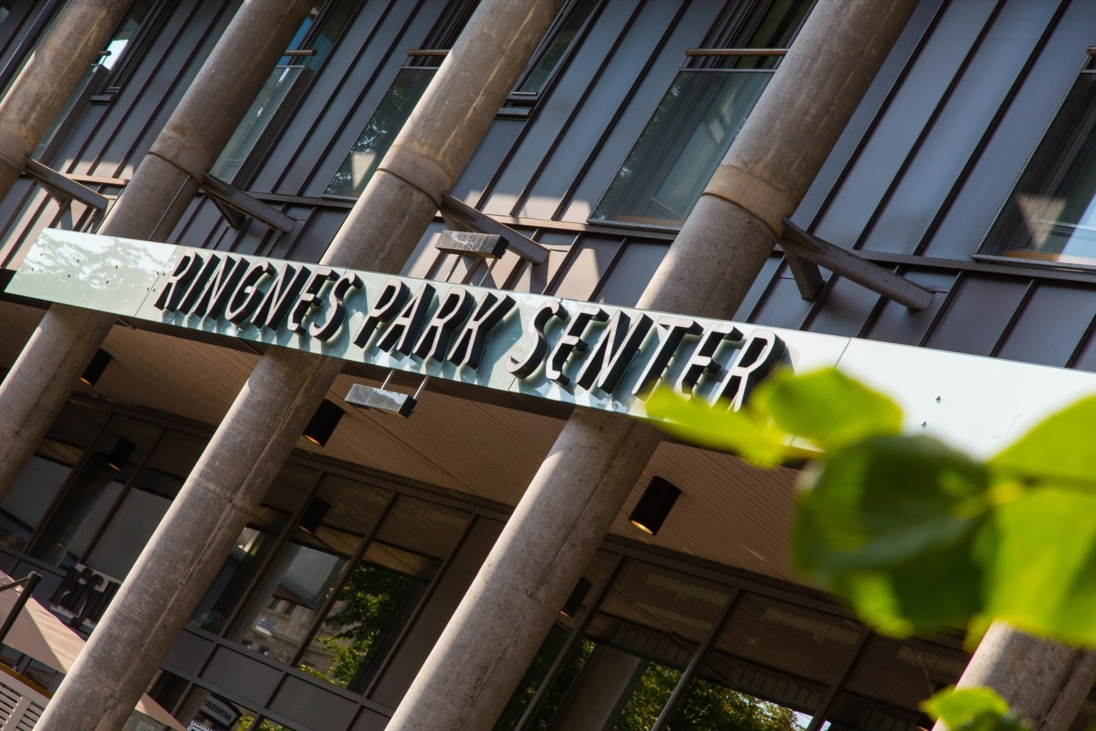 Ringnes Park Senter ligger i nærområdet og tilbyr en rekke servicetilbud, inkludert kafe, SATS treningssenter, Meny butikk og mer. Det er et praktisk senter som dekker mange av hverdagsbehovene. Galleribilde