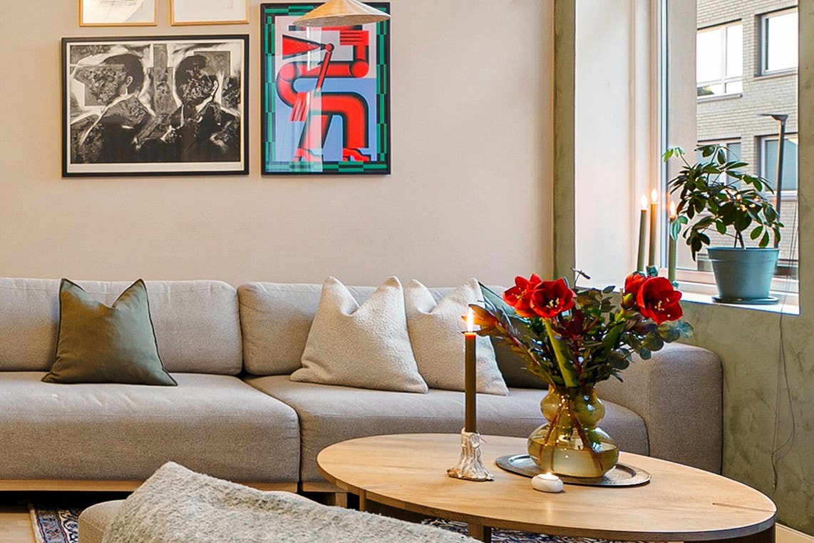 I stuen er det plass til sofagruppe, bord og TV-benk. Galleribilde