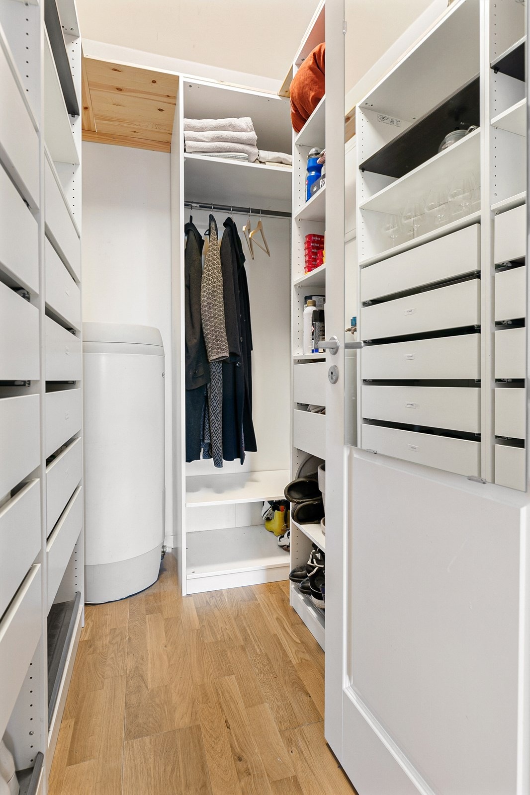 Her er det rikelig med oppbevaringsplass til alt av klær og sko, i tillegg til støvsuger mm. Dette rommet vil dere sette stor pris på! Galleribilde