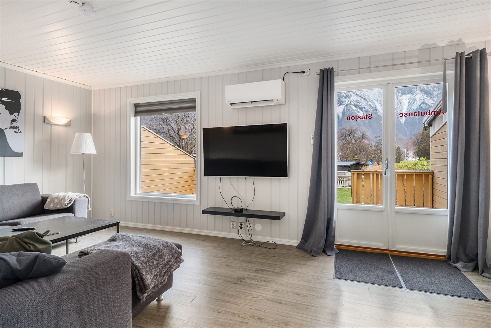 Stove med tilkomst til veranda. Ny varmepumpe i 2021 Galleribilde
