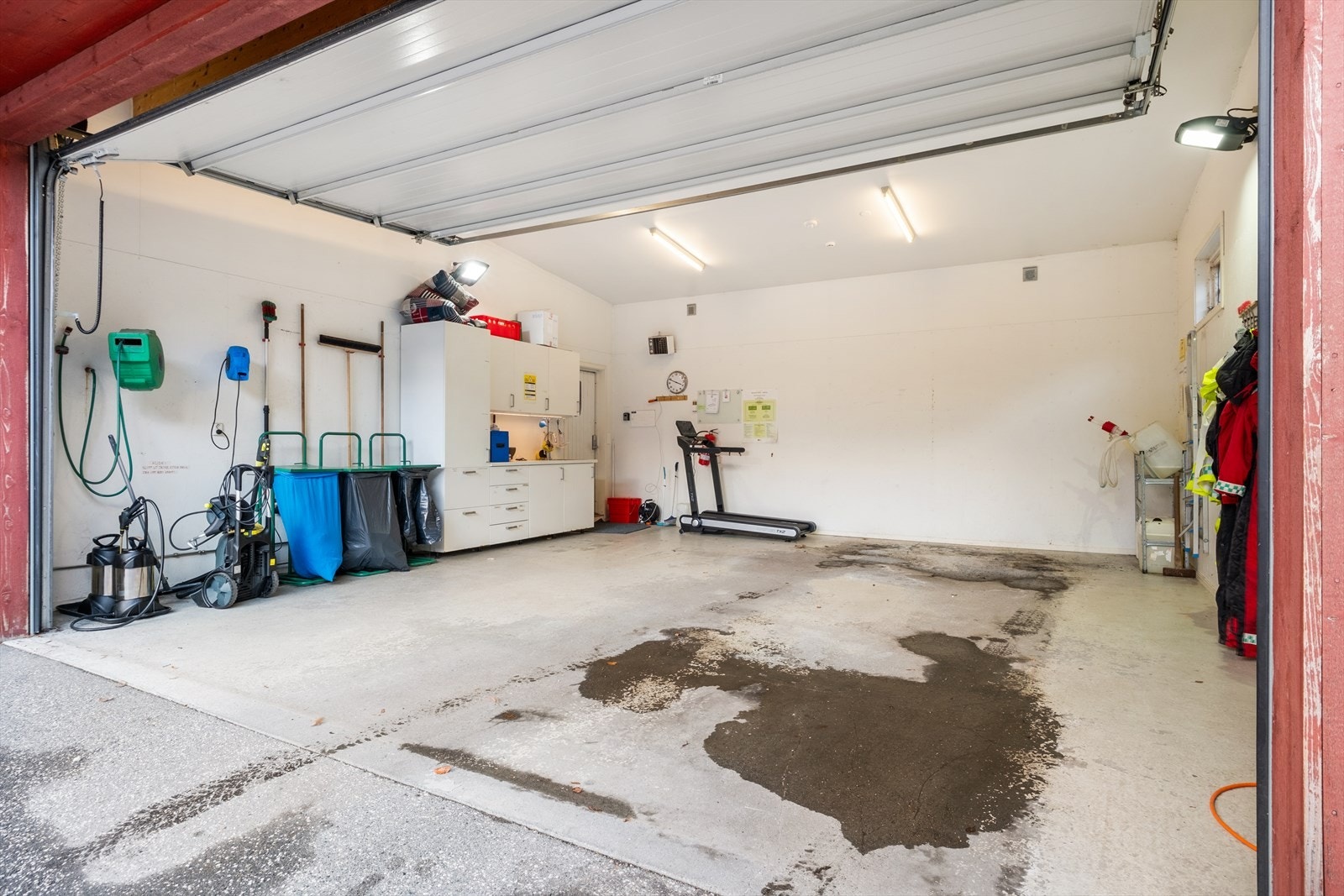 Garasjen er isolert, har innlagt straum og vatn. Galleribilde