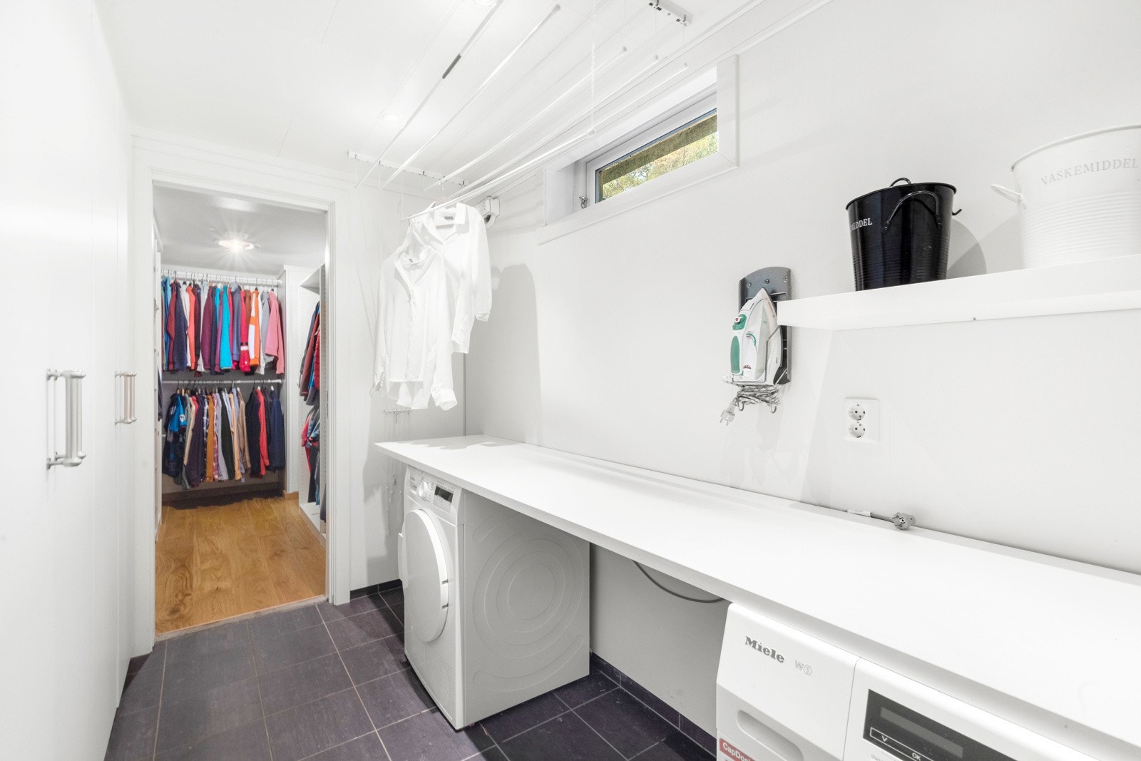 Fra vaskerommet er det inngang til walk in-garderobe Galleribilde