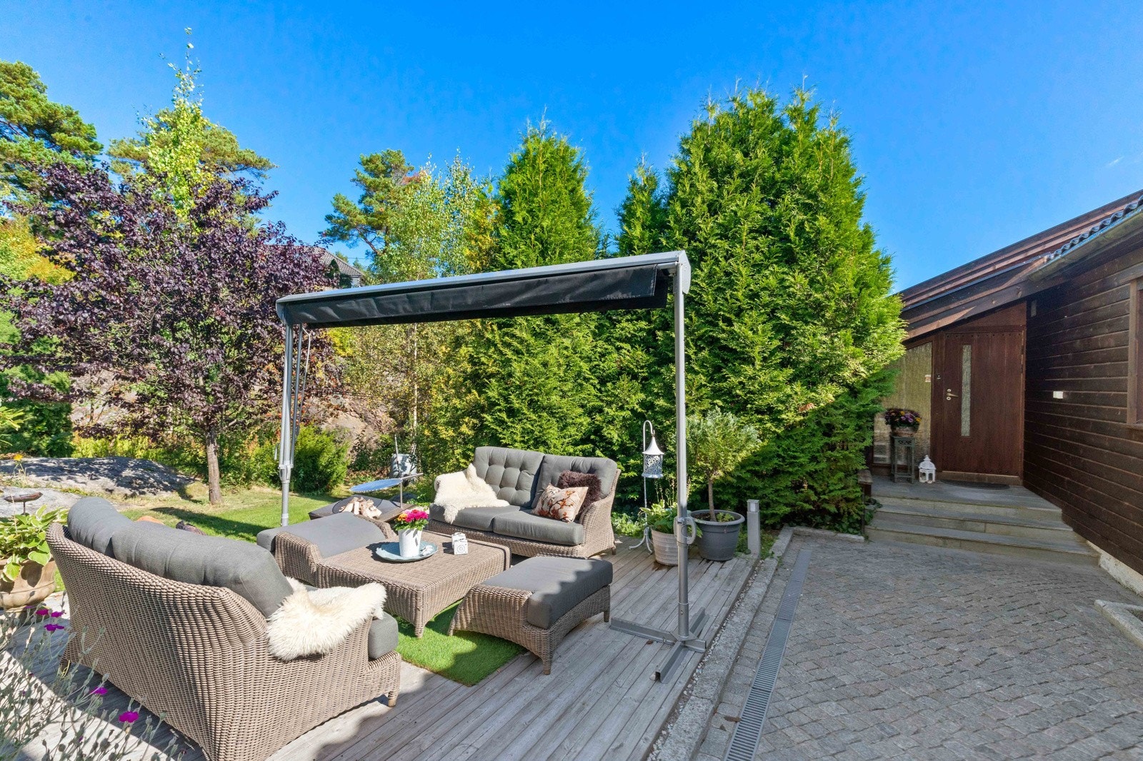 På baksiden av huset er det satt opp moderne pergola Galleribilde