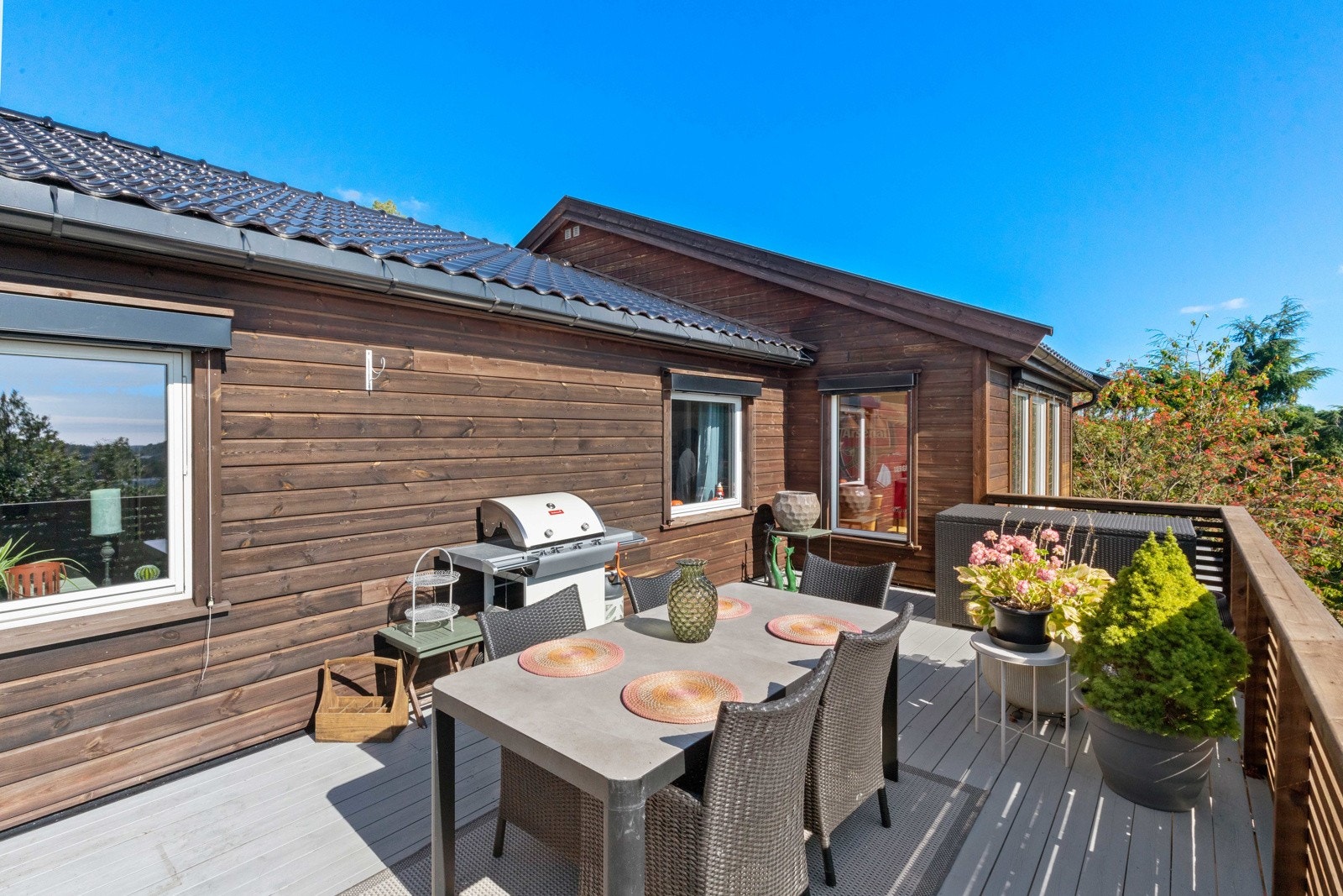 På terrassen er det plass til et større spisebord som passer ypperlig til middagsselskap hele sommerhalvåret Galleribilde